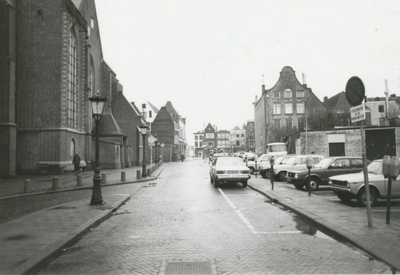 861286 Gezicht op het Jacobskerkhof in Wijk C te Utrecht, dat als parkeerterrein is ingericht, met op de achtergrond de ...
